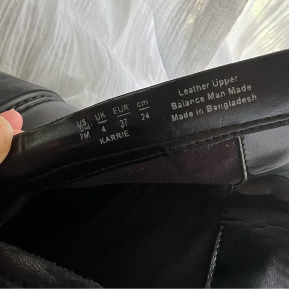 Black leather ankle boots with side zip and Velcro buckle closure. Franco Sarto - Picture 4 of 6